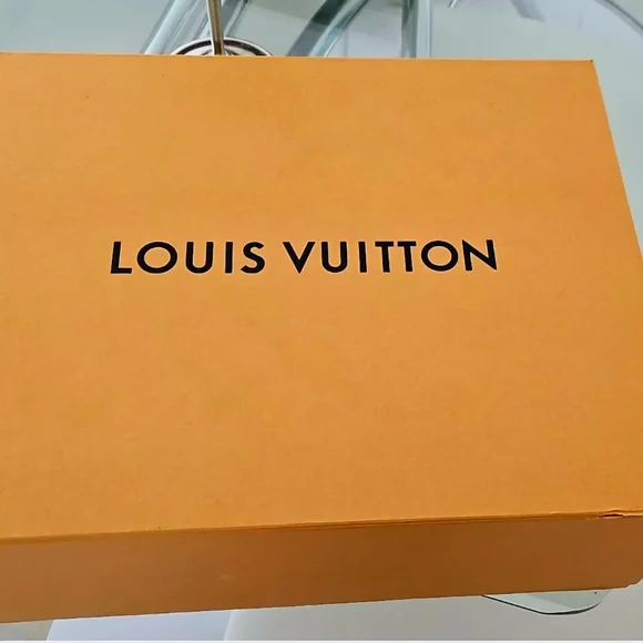 100% authentic Louis Vuitton fuchsia vernis patent leather BREA - Picture 14 of 16